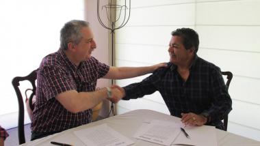 Foto noticia UOCRA - Gerardo Martinez firmó acuerdo por Energías Renovables con el Gobernador Passalacqua 
