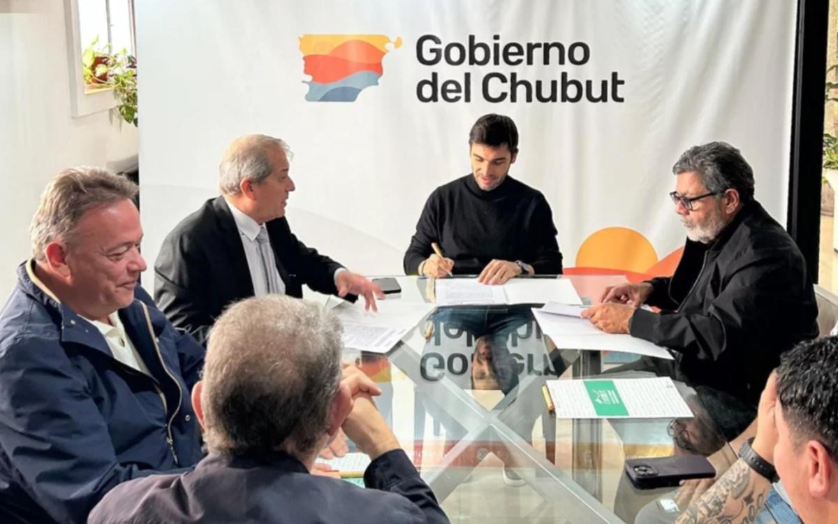 Firma de convenio entre la UOCRA y la Provincia de Chubut