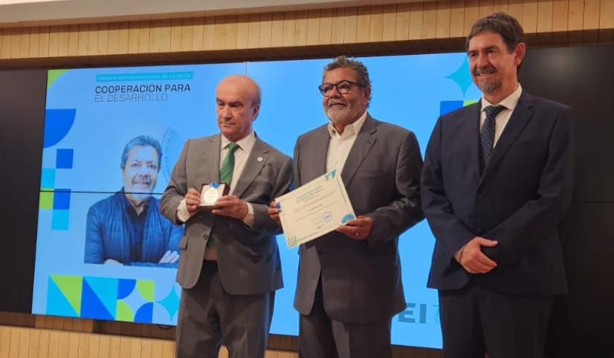 GERARDO MARTÍNEZ PREMIADO POR LA OEI 