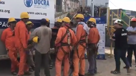 Capacitaci&oacute;n en unidad movil ubicada en la obra del Paseo del Bajo - Tramo A Norte sobre trabajo en altura, riesgo de incendio y riesgo el&eacute;ctrico.